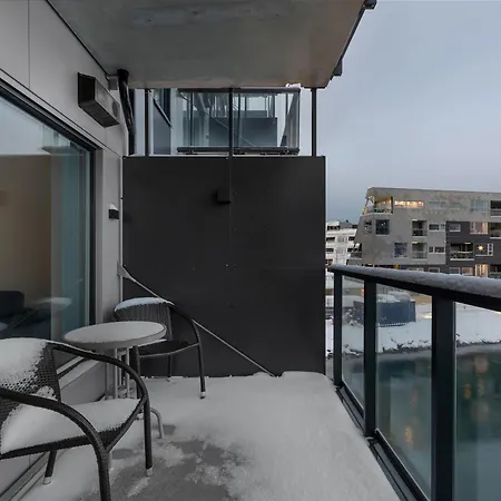 Moderne Pa Ytre Strandkanten Tromso