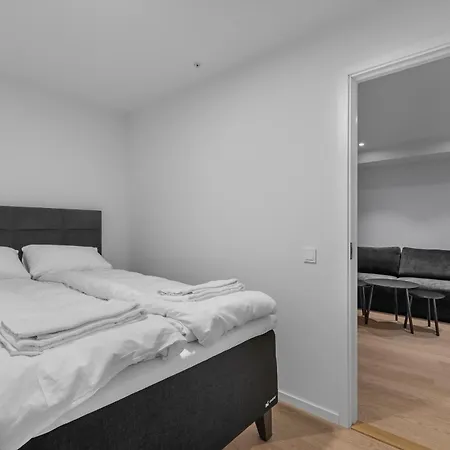 Moderne Pa Ytre Strandkanten Tromso